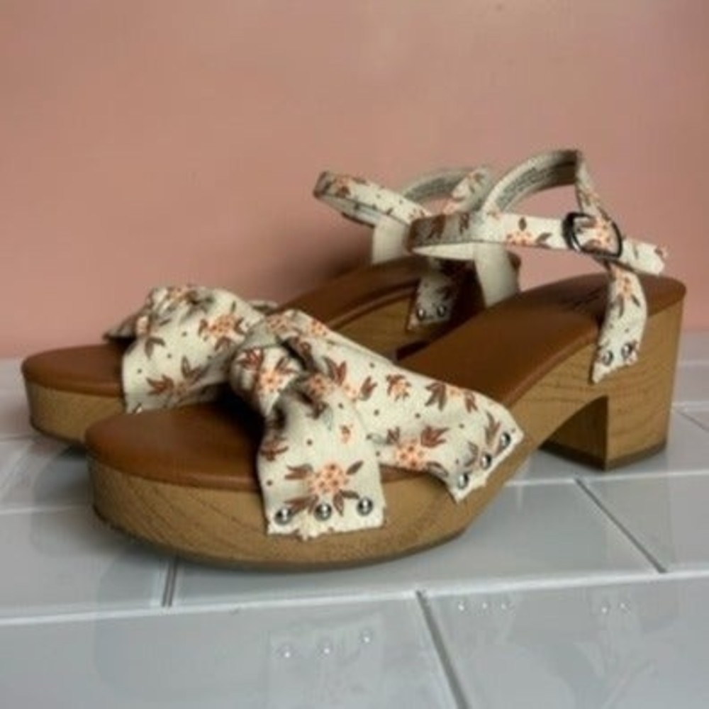 Universal Thread Clog Sandals